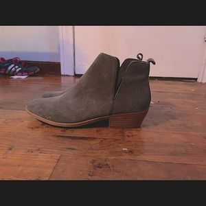 Grey ankle boots size 10 and super comfy!